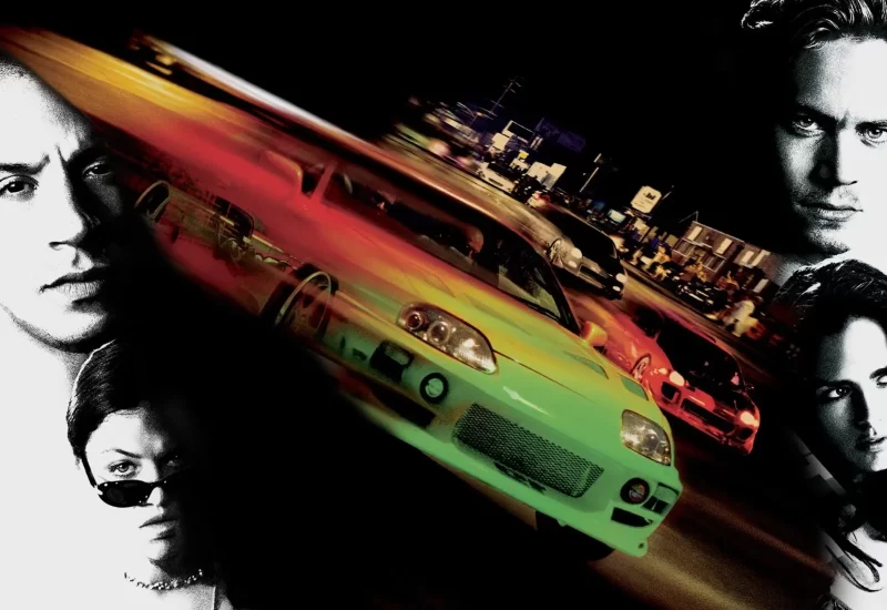 "Velozes e Furiosos". Eles são os pilotos dos automóveis mais envenenados de Los Angeles. Em alucinantes “rachas” ilegais, eles rasgam as ruas em busca de emoção e adrenalina, sem medir esforços nem perigos para conquistar sempre o primeiro lugar. Audazes e irresponsáveis, alguns destes corredores são suspeitos de formar uma quadrilha especializada em roubos de cargas de caminhões. Para investigar o caso, a polícia infiltra um piloto entre os marginais. É neste clima de velocidade e desconfiança que explode a rivalidade entre o violento Dominic Toretto e o exímio piloto Brian.