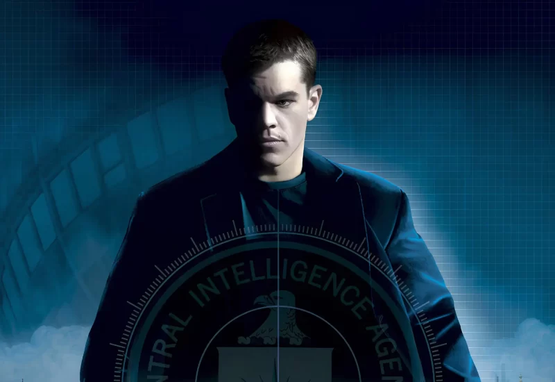 Em "A Supremacia Bourne", Jason Bourne está vivendo na Índia quando é enquadrado por um agente russo, Kirill, pelo roubo de milhões da CIA. Kirill começa a perseguir Bourne com a intenção de assassiná-lo, mas, por engano, mata a namorada de Bourne, Marie. Jurando vingança, Bourne se propõe a provar sua inocência e trazer os culpados à justiça. Com Matt Damon, Franka Potente, Brian Cox, Julia Stiles, Karl Urban, Gabriel Mann, Joan Allen, Marton Csokas e Tom Gallop.