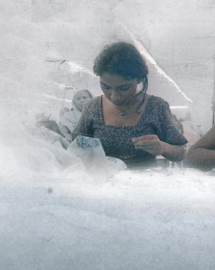 Em "Anuja", uma órfã de nove anos que trabalha em uma oficina clandestina tem a chance de ir para a escola. Agora, ela precisa tomar uma decisão difícil para o futuro dela e da irmã.