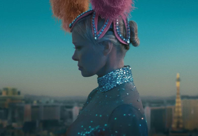 Em "A Última Showgirl", uma dançarina experiente precisa planejar seu futuro quando seu show é encerrado abruptamente após 30 anos de duração.