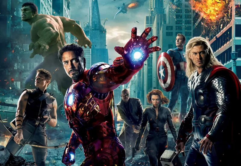 Em "Os Vingadores: The Avengers", Loki, o irmão de Thor, ganha acesso ao poder ilimitado do cubo cósmico ao roubá-lo de dentro das instalações da S.H.I.E.L.D. Nick Fury, o diretor desta agência internacional que mantém a paz, logo reúne os únicos super-heróis que serão capazes de defender a Terra de ameaças sem precedentes. Homem de Ferro, Capitão América, Hulk, Thor, Viúva Negra e Gavião Arqueiro formam o time dos sonhos de Fury, mas eles precisam aprender a colocar os egos de lado e agir como um grupo em prol da humanidade.