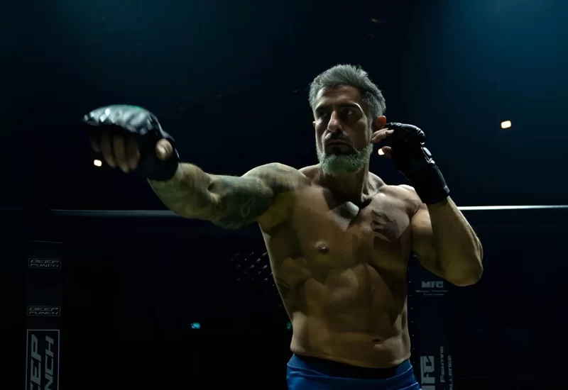 Em "MMA: Meu Melhor Amigo", Max, um grande campeão de MMA que está enfrentando o fim de sua carreira, está afastado do ringue enquanto se recupera de uma lesão séria no ombro. Quando descobre ser pai de um menino autista de 8 anos, ele precisa enfrentar dois desafios: compreender seu filho, conquistar seu carinho e ressignificar seus valores e se preparar para a maior luta da carreira, a sua última chance de uma grande volta.