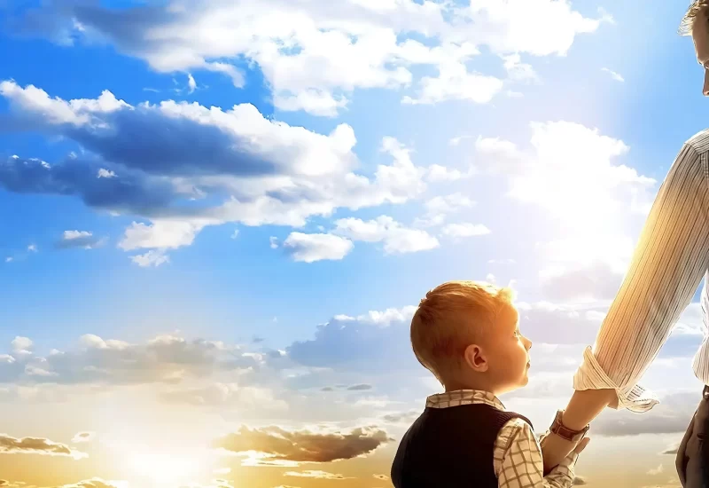 "O Céu é de Verdade" conta a história real do filho de 4 anos de um pastor de uma cidade pequena que, durante uma cirurgia de emergência, foge da consciência e entra no céu. Quando ele acorda, ele conta suas experiências do outro lado.