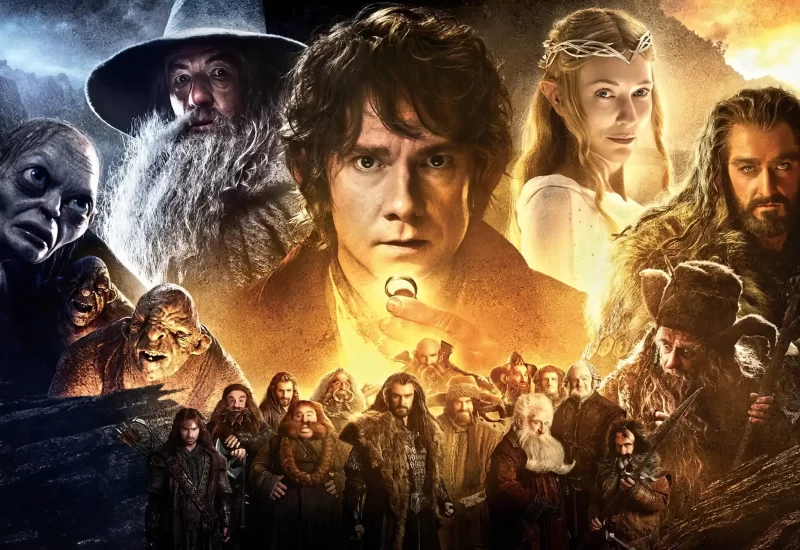 "O Hobbit: Uma Jornada Inesperada" segue Bilbo Bolseiro, que é arrastado em uma jornada épica para retomar Erebor com o auxílio de Gandalf o Cinzento e 13 Anões, liderados pelo lendário guerreiro, Thorin Escudo de Carvalho. Sua jornada vai levá-los por terras traiçoeiras infestadas de Goblins, Orcs e Wargs letais, bem como uma figura misteriosa e sinistra conhecida apenas como Necromancer. Embora sua meta esteja ao leste e nas terras áridas da Montanha Solitária, eles precisam antes escapar dos túneis dos Goblins, onde Bilbo conhece a criatura que irá mudar sua vida para sempre... Gollum. Aqui, a sós com Gollum, às margens de um lago subterrâneo, o modesto Bilbo Bolseiro não só descobre uma riqueza de talento e coragem, mas também se apossa do anel "precioso" de Gollum, que possui qualidades inesperadas e úteis ... Um simples anel de ouro que está ligado ao destino de toda a Terra-Média de um modo que Bilbo não consegue nem mesmo imaginar.
