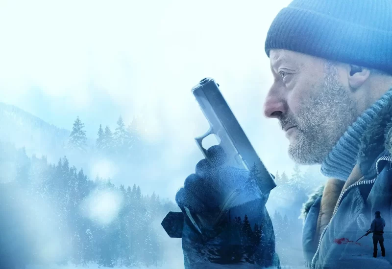 "Vingança à Sangue Frio" é um suspense eletrizante que vai surpreendê-lo até o último instante. Henry é um famoso assassino de aluguel aproveitando o isolamento de sua cabana à beira do lago no meio da região selvagem das montanhas Rochosas. Quando a paz de sua merecida aposentadoria é interrompida pela chegada de Melody, a sobrevivente de um terrível acidente, Henry deve decidir se arriscará sua própria vida para salvar a dela. Mas será que Melody é mesmo quem ela diz ser? E será que sua chegada foi mesmo apenas uma coincidência?