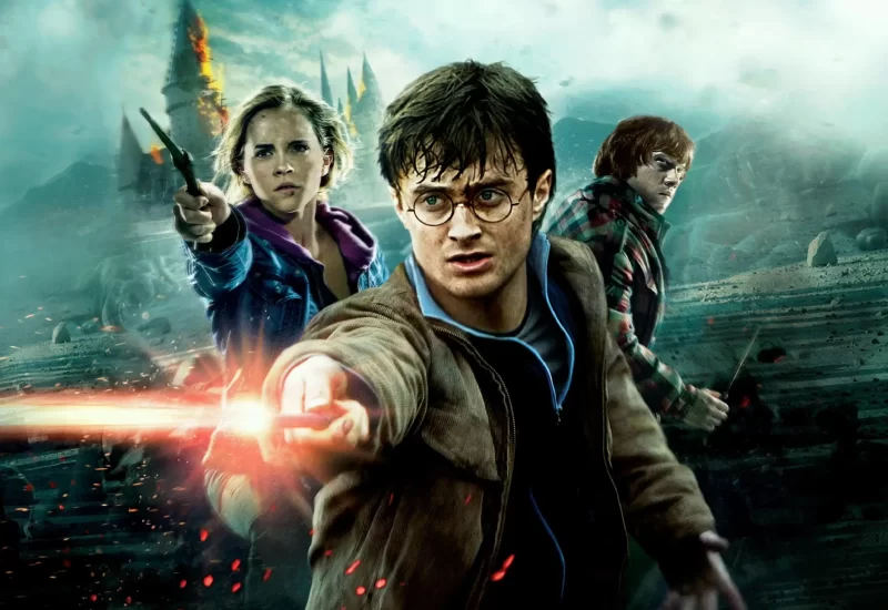 Em "Harry Potter e as Relíquias da Morte - Parte 2", no final épico, a batalha entre as forças do bem e do mal no mundo da bruxaria toma proporções de uma guerra mundial. As apostas nunca foram tão altas e ninguém está a salvo. Mas é harry que pode ser convocado para fazer um derradeiro sacrifício, à medida que ele se aproxima cada vez mais do confronto final com Lorde Voldemort. Tudo termina aqui.