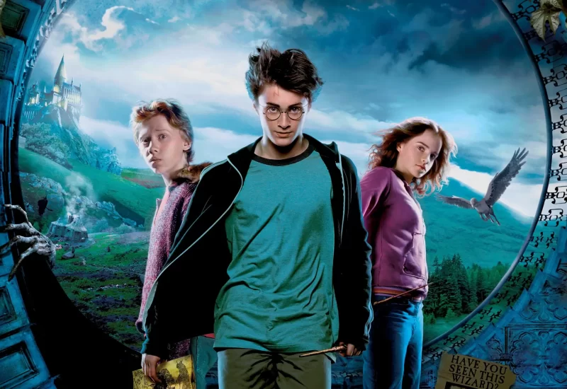 Em "Harry Potter e o Prisioneiro de Azkaban", quando a desprezível Tia Guida voa pelo céu na noite, Harry parte para o que será seu terceiro ano em Hogwarts. Um passeio no Nôitibus o leva para o Beco Diagonal onde ele fica sabendo que um prisioneiro foragido, Sirius Black está atrás dele. Em Hogwarts, Harry e seus amigos aprendem a delicada arte de se aproximar de um Hipogrifo, como transformar monstros em risadas e até mesmo a voltar no tempo. Dementadores sugadores de almas pairam sobre Hogwarts, ameaçando Harry, enquanto um seguidor de Aquele-Que-Não-Se-Deve-Nomear espreita pela escola. E Harry será forçado a confrontar todos eles. Dirigido por Alfonso Cuarón e baseado no terceiro livro de J.K. Rowling, essa maravilhosa história traz risadas, suspense e surpresas de tirar o fôlego, a especialidade dos filmes de Harry Potter. Prepare-se!