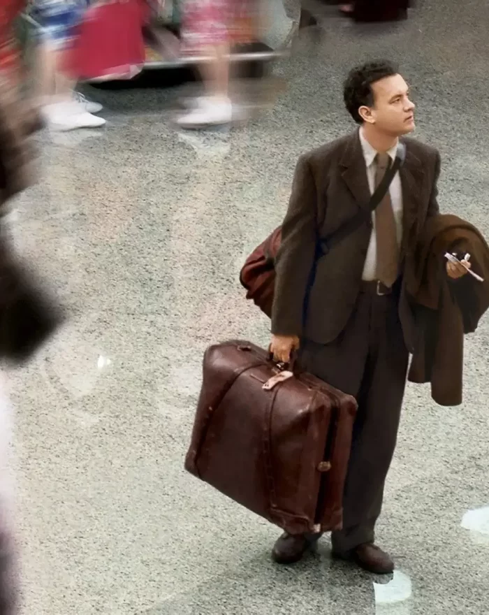 Em "O Terminal", Viktor Navorski é um cidadão da Europa Oriental que viaja rumo a Nova York justamente quando seu país sofre um golpe de estado, o que faz com que seu passaporte seja invalidado. Ao chegar ao aeroporto, Viktor não consegue autorização para entrar nos Estados Unidos. Sem poder retornar à sua terra natal, já que as fronteiras foram fechadas após o golpe, Viktor passa a improvisar seus dias e noites no próprio aeroporto, à espera que a situação se resolva. Porém, com a situação se arrastando por meses, Viktor permanece no aeroporto e passa a descobrir o complexo mundo do terminal onde está preso.