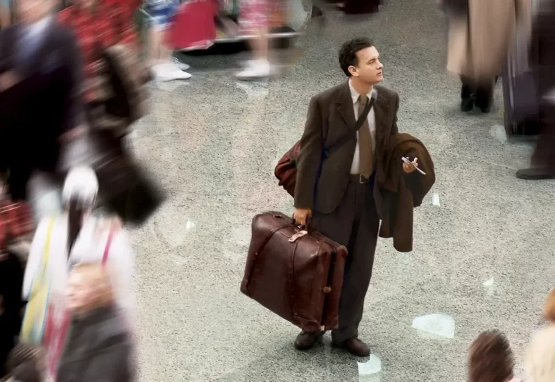 Em "O Terminal", Viktor Navorski é um cidadão da Europa Oriental que viaja rumo a Nova York justamente quando seu país sofre um golpe de estado, o que faz com que seu passaporte seja invalidado. Ao chegar ao aeroporto, Viktor não consegue autorização para entrar nos Estados Unidos. Sem poder retornar à sua terra natal, já que as fronteiras foram fechadas após o golpe, Viktor passa a improvisar seus dias e noites no próprio aeroporto, à espera que a situação se resolva. Porém, com a situação se arrastando por meses, Viktor permanece no aeroporto e passa a descobrir o complexo mundo do terminal onde está preso.