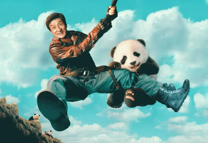 Em "‎Operação Panda: Missão Resgate", logo após ser convidado para adotar o adorável panda Hu Hu, um dos astros mais lendários do kung fu, Jackie Chan, se vê no centro de um perigoso esquema. Um sindicato internacional do crime coloca uma recompensa pela captura do panda, atraindo caçadores de recompensas de todo o mundo. Jackie, então, convoca seu agente e o dedicado cuidador de Hu Hu para proteger o animal, enfrentando uma série de perigos. A improvável equipe se envolve em uma aventura desafiadora e cheia de ação, onde cada reviravolta traz novos desafios, e eles terão de usar todas as suas habilidades para despistar e derrotar os vilões, garantindo que Hu Hu permaneça seguro. É uma história de coragem, lealdade e muita ação, ideal para os fãs do carisma e das lutas acrobáticas de Jackie Chan.