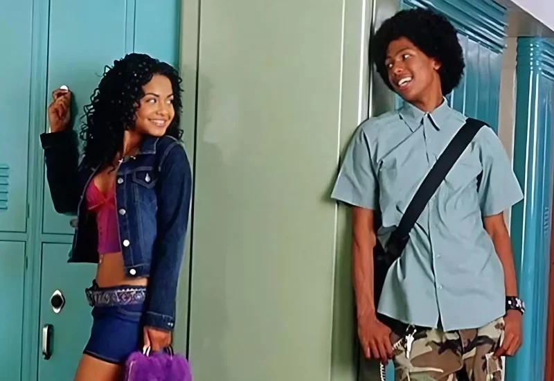 Em "Amor de Aluguel", Alvin é um limpador de piscinas nerd e conhecedor de carros. Ele deseja ser popular na escola, mas está longe disso. Porém, quando Paris, a filha de um dos seus patrões, bate o carro, Alvin oferece sua ajuda em troca de que ela finja ser sua namorada. Com todas as oficinas cheias, ela aceita a proposta, nascendo um novo Alvin.