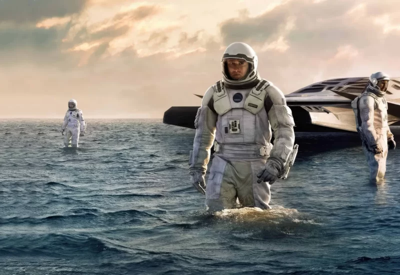 Em "Interestelar", as reservas naturais da Terra estão chegando ao fim e um grupo de astronautas recebe a missão de verificar possíveis planetas para receberem a população mundial, possibilitando a continuação da espécie. Cooper é chamado para liderar o grupo e aceita a missão sabendo que pode nunca mais ver os filhos. Ao lado de Brand, Jenkins e Doyle, ele seguirá em busca de um novo lar.