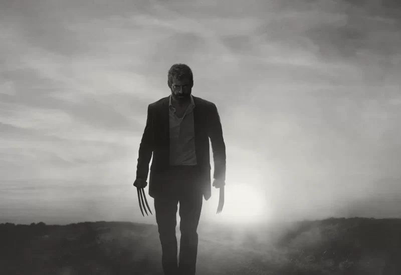 Em 2029, Logan ganha a vida como chofer de limousine para cuidar do nonagenário Charles Xavier. Debilitado fisicamente e esgotado emocionalmente, ele é procurado por Gabriela, uma mexicana que precisa da ajuda do ex-X-Men para defender a pequena Laura Kinney / X-23. Ao mesmo tempo em que se recusa a voltar à ativa, Logan é perseguido pelo mercenário Donald Pierce, interessado na menina. Qual a diferença entre o filme "Logan" e "Logan Noir Edition"? O filme "Logan", lançado em 2017, é conhecido por ser uma história mais sombria e realista do personagem Wolverine, diferente dos filmes anteriores da franquia X-Men. Ele mostra um Logan mais velho, cansado e com dificuldades para se curar, vivendo em um mundo onde os mutantes estão praticamente extintos. Já a versão "Logan Noir Edition" é basicamente o mesmo filme, mas com um diferencial: ela foi lançada toda em preto e branco. Essa edição especial foi criada como uma forma de homenagear os filmes clássicos do cinema noir, conhecidos pelo estilo visual marcante, com alto contraste entre luz e sombra. Apesar da história e as cenas serem as mesmas, a mudança nas cores dá ao filme um tom ainda mais sério e artístico, destacando emoções, expressões e atmosferas de forma diferente. Resumindo: a diferença está principalmente na estética visual. "Logan Noir Edition" não traz novas cenas ou mudanças na trama, mas sim uma nova forma de enxergar a mesma história — mais próxima de um filme clássico, com um ar mais dramático e estilizado.
