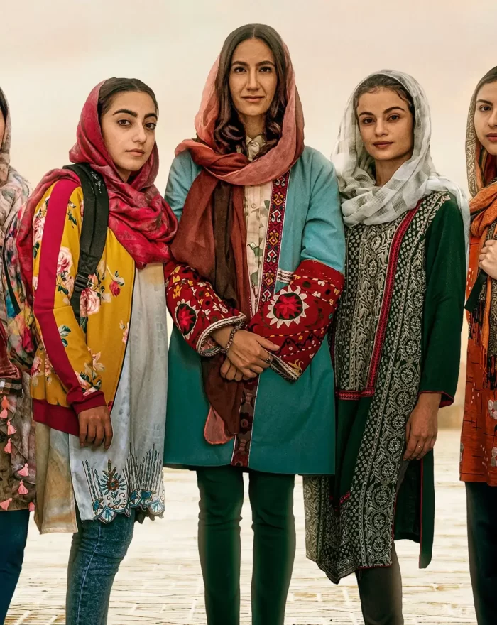 Em "Quebrando Regras", em uma nação onde educar meninas é visto como rebelião, uma mulher visionária ousa ensinar mentes jovens a sonhar. Quando sua inovação atrai atenção global, seu sucesso desperta esperança — e oposição. À medida que ameaças se aproximam, sua coragem e ações iniciam um movimento que pode transformar o mundo para sempre. Inspirado em uma incrível história real. Título Original: "Rule Breakers".