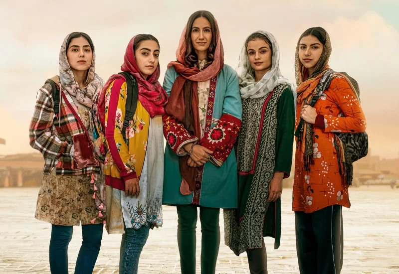 Em "Quebrando Regras", em uma nação onde educar meninas é visto como rebelião, uma mulher visionária ousa ensinar mentes jovens a sonhar. Quando sua inovação atrai atenção global, seu sucesso desperta esperança — e oposição. À medida que ameaças se aproximam, sua coragem e ações iniciam um movimento que pode transformar o mundo para sempre. Inspirado em uma incrível história real. Título Original: "Rule Breakers".