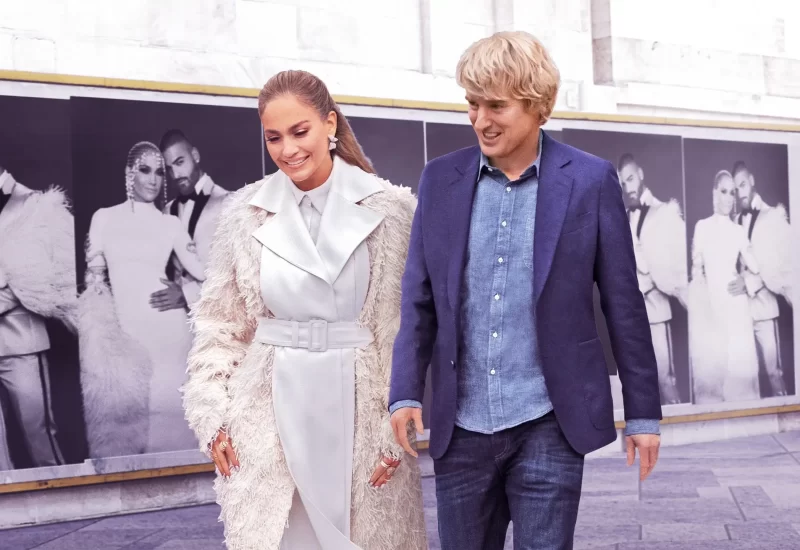 "Case Comigo" apresenta a superstar musical Kat Valdez e Charlie Gilbert, um professor de matemática - estranhos que concordam em se casar e depois se conhecerem. Um romance improvável sobre duas pessoas diferentes em busca de algo real em um mundo onde o valor é baseado em gostos e seguidores. "Case Comigo" é uma história de amor moderna sobre celebridade, casamento e mídia social.