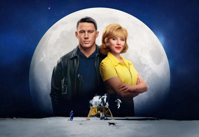 Em "Como Vender a Lua", contratada para trabalhar a imagem da NASA com o público, a marketeira Kelly Jones precisa chegar a um acordo em como trabalhar com o diretor de lançamento, Cole Davis, que já tem muito em jogo com a missão. Quando a Casa Branca considera que a missão é importante demais para falhar, Jones precisa encenar um pouso falso na lua como back-up.
