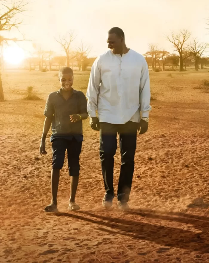 "Jornada da Vida". Em seu vilarejo no norte do Senegal, Yao é um garoto de 13 anos de idade disposto a tudo para encontrar o seu herói: Seydou Tall, um famoso ator francês. Convidado a promover o seu novo livro em Dakar, Tall retorna ao país de origem pela primeira vez. Para realizar o seu sonho, o jovem Yao prepara uma fuga e atravessa 387 quilômetros sozinho até a capital. Comovido com este jovem, o ator decide fugir às obrigações e acompanhá-lo de volta à sua casa. No entanto, pelas estradas empoeiradas e incertas do Senegal, Tall compreende que ao se dirigir ao vilarejo do garoto, ele também parte ao encontro de suas raízes.