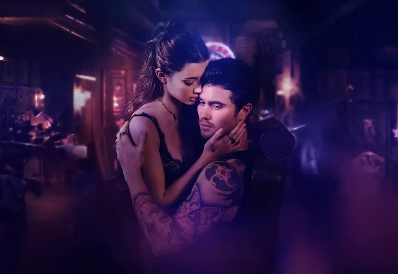 "Na Sua Pele: A Série Marked Men" é um drama romântico baseado no livro de Jay Crownover. A história acompanha Shaw Landon, uma estudante de medicina de família rica, e Rule Archer, um tatuador rebelde e despreocupado. Shaw sempre foi apaixonada por Rule, mas ele a via apenas como uma amiga. Após uma noite inesperada entre os dois, seus sentimentos reprimidos vêm à tona, forçando-os a enfrentar desafios familiares, diferenças sociais e o medo do compromisso. Juntos, precisam descobrir se o amor pode superar as barreiras entre seus mundos opostos.