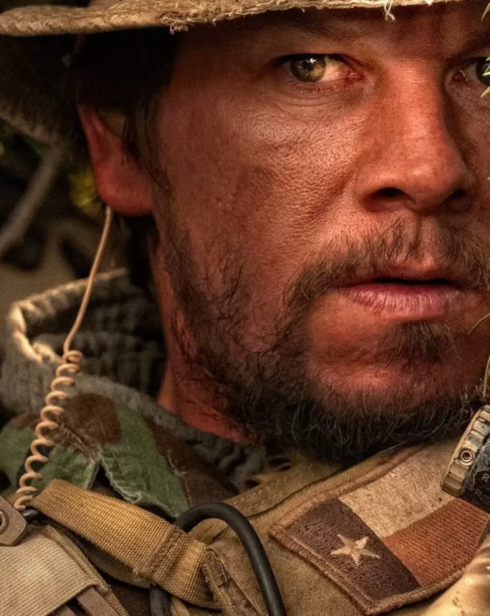 "O Grande Herói" é baseado em fatos reais e conta a história do oficial da marinha norte-americana Marcus Luttrell, enviado ao Afeganistão em busca de um homem de confiança de Osama Bin Laden. Quando ele se depara com um homem idoso e três crianças, ele recebe ordens para matar os quatro, mas Marcus não tem coragem de fazê-lo. O paradeiro dos americanos é decoberto e logo toda a equipe é atacada por 250 homens armados, enviados pela Al Qaeda.