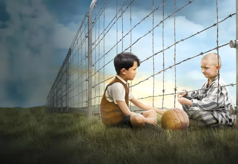 Em "O Menino do Pijama Listrado", durante a Segunda Guerra Mundial, Bruno, um garoto de oito anos, e sua família saem de Berlim para residir próximo a um campo de concentração, onde seu pai acaba de se tornar comandante. Infeliz e solitário, ele vagueia fora de sua casa e certo dia encontra Shmuel, um menino judeu de sua idade. Embora a cerca de arame farpado do campo os separem, os meninos começam uma amizade proibida.