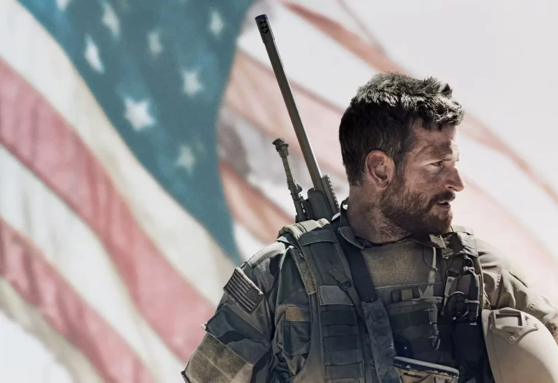 Em "Sniper Americano", Chris Kyle é um atirador de elite das forças especiais da marinha dos Estados Unidos. Durante a Guerra do Iraque, sua missão é proteger seus companheiros e seu dever faz dele um dos maiores atiradores da história norte-americana. Sua precisão salva inúmeras vidas, mas também o torna um alvo preferencial. Quando Kyle finalmente volta para casa, ele descobre que não tem como deixar a guerra para trás.