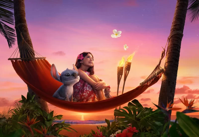 Em "Lilo e Stitch", Stitch, um alienígena, chega ao planeta Terra após fugir de sua prisão e tenta se passar por um cachorro para se camuflar. As coisas mudam quando Lilo, uma travessa menina, o adota de um abrigo de animais. Juntos, eles aprendem os valores da amizade e família. Com Maia Kealoha, Sydney Agudong, Zach Galifianakis, Billy Magnussen, Courtney B. Vance, Amy Hill, Tia Carrere e Kaipo Dudoit.