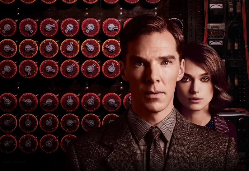 "O Jogo da Imitação". Em 1939, a recém-criada agência de inteligência britânica MI6 recruta Alan Turing, um aluno da Universidade de Cambridge, para entender códigos nazistas, incluindo o "Enigma", que criptógrafos acreditavam ser inquebrável. A equipe de Turing, incluindo Joan Clarke, analisa as mensagens de "Enigma", enquanto ele constrói uma máquina para decifrá-las. Após desvendar as codificações, Turing se torna herói. Porém, em 1952, autoridades revelam sua homossexualidade, e a vida dele vira um pesadelo. Com Benedict Cumberbatch, Keira Knightley, Matthew Goode, Allen Leech, Rory Kinnear, Matthew Beard, Charles Dance, Mark Strong e Steven Waddington.