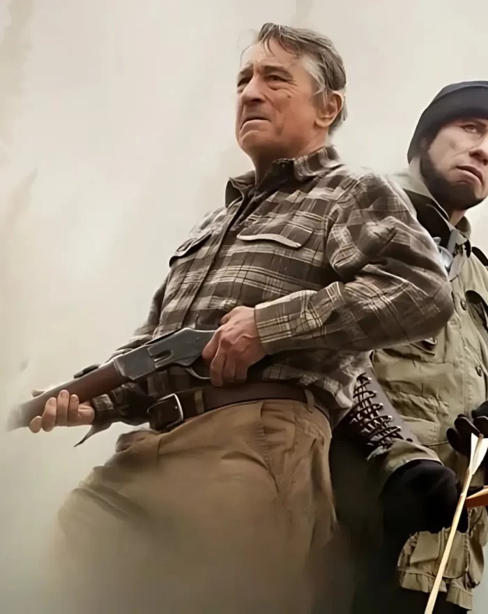 Em "Temporada de Caça", o americano Benjamin Ford é um veterano da Guerra da Bósnia, que decide morar em uma cabana isolada na floresta para esquecer os traumas dos anos de combate. Mas as lembranças vêm persegui-lo na figura de Emil Kovac, um militar bósnio que pretende acertar contas com Ford. Logo começa um longo combate físico e psicológico entre os dois. Com Robert De Niro, John Travolta, Milo Ventimiglia, Liz Olin, Diana Lyubenova e Stefan Shterev.