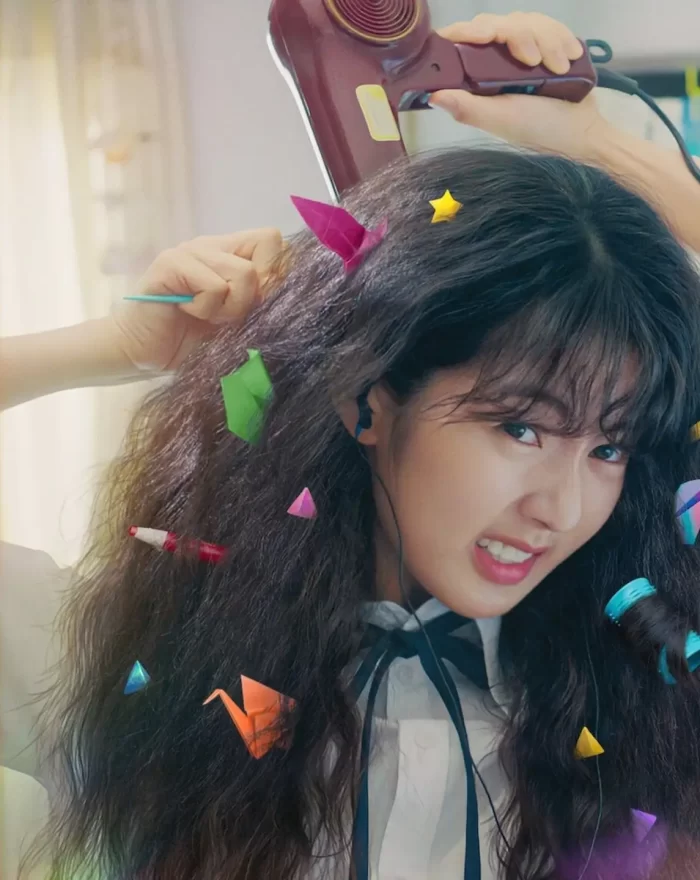 Em "Amor Enrolado", uma adolescente apaixonada planeja conquistar o menino mais gato da escola alisando o cabelo, até que a chegada de uma pessoa nova muda tudo. Com Shin Eun-soo, Gong Myung, Cha Woo-min, Youn Sang-hyun, Kang Mi-na, Choi Gyu-ri, Lee So-i, Shon Hee-rim e Ryu Seung-su.