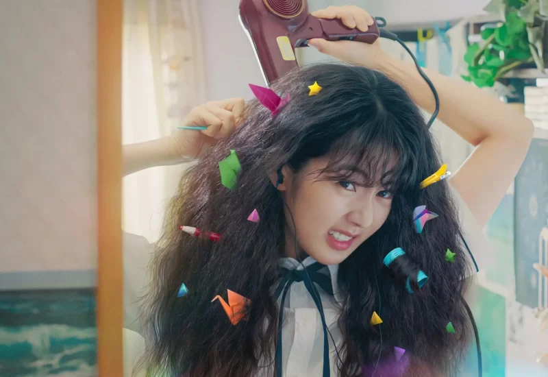 Em "Amor Enrolado", uma adolescente apaixonada planeja conquistar o menino mais gato da escola alisando o cabelo, até que a chegada de uma pessoa nova muda tudo. Com Shin Eun-soo, Gong Myung, Cha Woo-min, Youn Sang-hyun, Kang Mi-na, Choi Gyu-ri, Lee So-i, Shon Hee-rim e Ryu Seung-su.