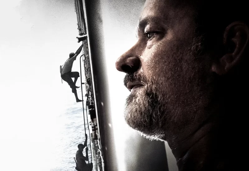"Capitão Phillips" conta a verdadeira história do capitão Richard Phillips e o sequestro do MV Maersk Alabama em 2009 por piratas somalis, o primeiro navio de carga norte-americano a ser sequestrado em duzentos anos. Com Tom Hanks, Catherine Keener, Barkhad Abdi, Barkhad Abdirahman, Faysal Ahmed, Mahat M. Ali, Michael Chernus, David Warshofsky e Corey Johnson.