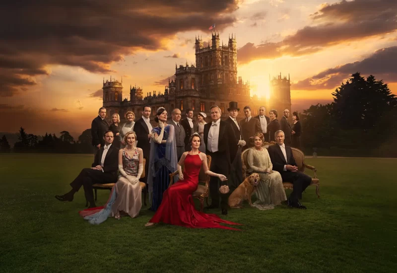 "Downton Abbey: O Grande Final". O retorno cinematográfico do fenômeno global, acompanha a família Crawley e seus empregados enquanto entram na década de 1930. Quando Mary se vê envolvida em um escândalo público e a família enfrenta problemas financeiros, toda a casa corre o risco de cair em desgraça social. Os Crawley precisam aceitar as mudanças, enquanto a equipe se prepara para um novo capítulo, com a próxima geração conduzindo Downton Abbey rumo ao futuro. Com Simon Russell Beale, Michelle Dockery, Hugh Bonneville, Elizabeth McGovern, Laura Carmichael, Penelope Wilton, Allen Leech, Harry Hadden-Paton, Douglas Reith, Jim Carter, Phyllis Logan, Joanne Froggatt, Robert James-Collier, Lesley Nicol, Sophie McShera, Raquel Cassidy, Brendan Coyle, Kevin Doyle, Michael Fox e Paul Giamatti.