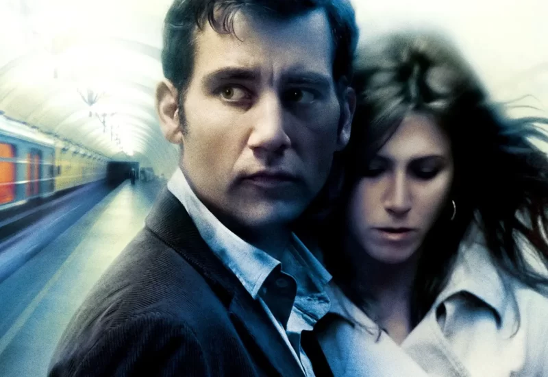 Em "Fora de Rumo", Charles Schine e Lucinda Harris são dois executivos casados, que mantém um caso secretamente. Após serem chantageados por um violento criminoso, eles precisam encontrar um meio de salvar seus casamentos e também suas próprias vidas. Com Clive Owen, Jennifer Aniston, Vincent Cassel, Melissa George, Giancarlo Esposito, RZA, Xzibit, David Morrissey e Addison Timlin.