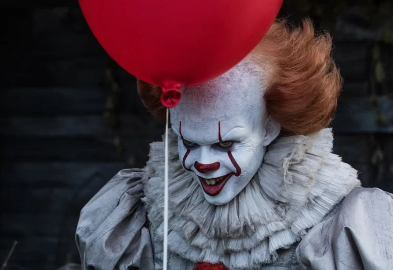 Em "It: A Coisa", na cidade de Derry, no Maine, sete jovens se juntam para combater uma criatura sobrenatural que está assombrando a sua cidade por séculos. Chamado de Pennywise – O Palhaço Dançarino, a Coisa é um monstro de força absoluta que toma a forma dos medos mais horrorosos das pessoas. Ameaçados por seus piores pesadelos, a única maneira dos jovens amigos sobreviverem à Coisa é se continuarem juntos. Com Bill Skarsgård, Jaeden Lieberher, Finn Wolfhard, Sophia Lillis, Wyatt Oleff, Jeremy Taylor, Jack Grazer, Chosen Jacobs, Nicholas Hamilton, Owen Teague, Jackson Scott e Stephen Bogaert.