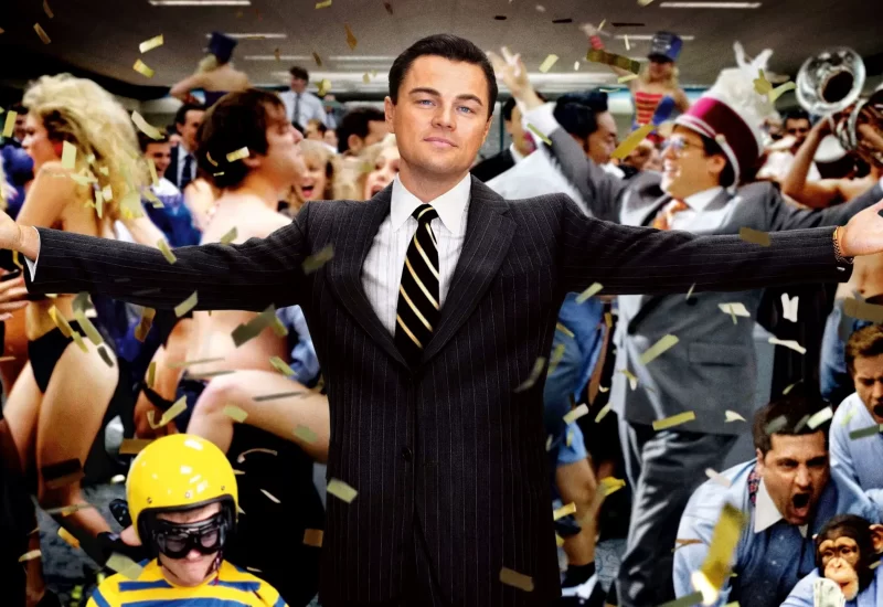 Em "O Lobo de Wall Street", durante seis meses, Jordan Belfort trabalhou duro em uma corretora de Wall Street, seguindo os ensinamentos de seu mentor Mark Hanna. Quando finalmente consegue ser contratado como corretor da firma, acontece o Black Monday, que faz com que as bolsas de vários países caiam repentinamente. Sem emprego e bastante ambicioso, ele acaba trabalhando para uma empresa de fundo de quintal que lida com papéis de baixo valor, que não estão na bolsa de valores. É lá que Belfort tem a idéia de montar uma empresa focada neste tipo de negócio, cujas vendas são de valores mais baixos mas, em compensação, o retorno para o corretor é bem mais vantajoso. Ao lado de Donnie e outros amigos dos velhos tempos, ele cria a Stratton Oakmont, uma empresa que faz com que todos enriqueçam rapidamente e, também, levem uma vida dedicada ao prazer. Com Leonardo DiCaprio, Jonah Hill, Margot Robbie, Matthew McConaughey, Kyle Chandler, Rob Reiner, Jon Bernthal, Jon Favreau, Jean Dujardin, Joanna Lumley, Cristin Milioti, Christine Ebersole, Shea Whigham, Katarina Čas, P.J. Byrne, Kenneth Choi, Brian Sacca, Henry Zebrowski e Ethan Suplee.