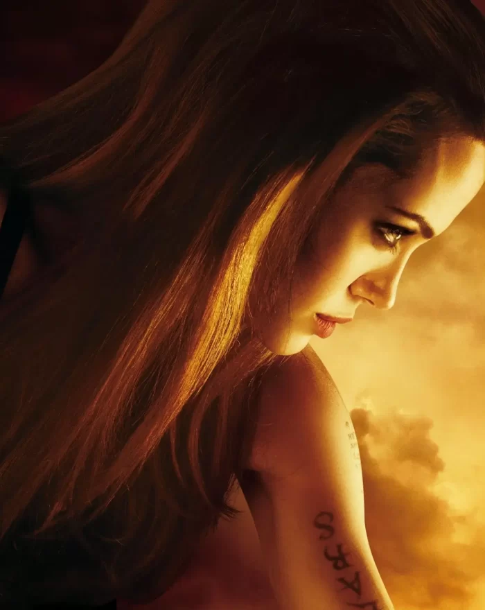 Em "O Procurado", Wesley Gibson é um jovem que não vê mais sentido na vida após o misterioso assassinato de seu pai. Tudo muda quando ele conhece Fox, uma mulher enigmática que o convida a fazer parte de uma sociedade secreta de assassinos chamada de Fraternidade. Wesley descobre novas habilidades e vê uma oportunidade de vingar a morte do pai. No entanto, percebe que o perigo está mais perto do que imaginava. Com James McAvoy, Angelina Jolie, Morgan Freeman, Terence Stamp, Thomas Kretschmann, Common, Kristen Hager, Marc Warren e David O'Hara.