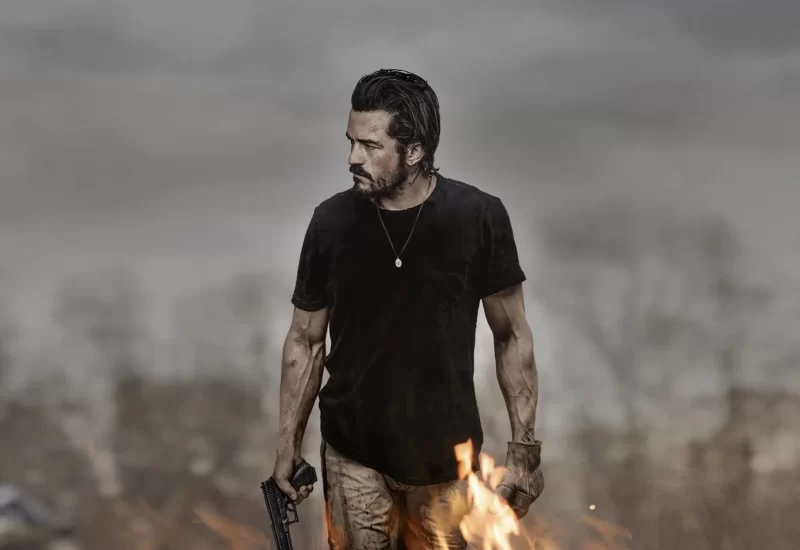 Em "Pacto de Sangue", Cash está tentando levar uma vida tranquila e honesta em uma pequena cidade dos Apalaches. Quando uma cruel chefe do crime o obriga a voltar a trabalhar para ela, ele logo descobre que é capaz de qualquer coisa, até mesmo de matar, para proteger sua família e seu lar. Com Orlando Bloom, Andie MacDowell, Scott Haze, Chapel Oaks, Garret Dillahunt, Mo McRae, Brian Geraghty, Kenneth Miller e Nicholas Logan.