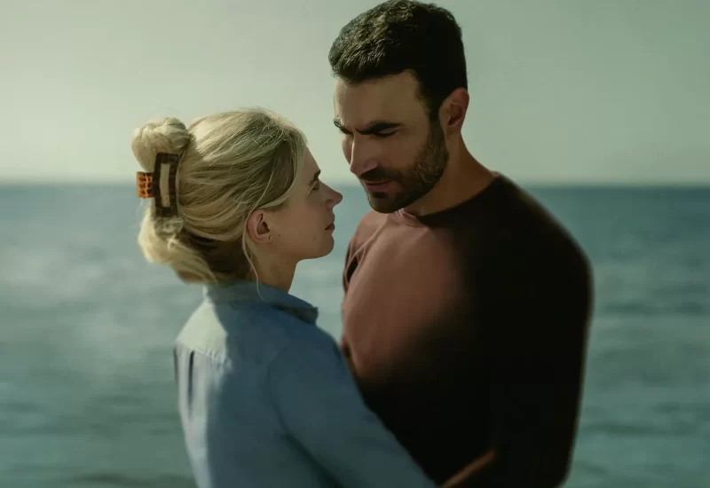Em "Por Inteiro", Laura e Simon são melhores amigos desde a faculdade. Ao longo dos anos, eles notaram que seu vínculo é mais do que platônico. Será que eles podem—e devem—arriscar tudo para explorar um amor de já tanto tempo? Com Imogen Poots, Brett Goldstein, Zawe Ashton, Steven Cree, Jenna Coleman, Éva Magyar, Tariq Rasheed e Nadia Albina.