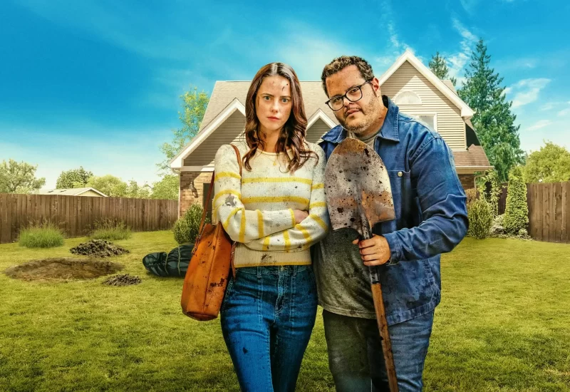Em "Vida Adulta", os irmãos Megan e Noah encontram um cadáver enterrado há tempos no porão de seus pais, e isso faz que se envolvam em crime e assassinato. Com Josh Gad, Kaya Scodelario, Anthony Carrigan, Billie Lourd, Ingunn Omholt, Nck Name e Alex Winter.