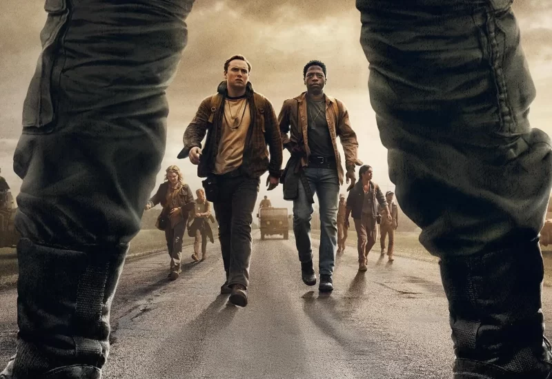 Em "A Longa Marcha: Caminhe ou Morra", um grupo de adolescentes compete em uma competição anual conhecida como "A Longa Marcha", onde eles devem manter uma certa velocidade de caminhada ou levar um tiro. Com Cooper Hoffman, David Jonsson, Garrett Wareing, Tut Nyuot, Charlie Plummer, Ben Wang, Roman Griffin Davis, Jordan Gonzalez, Josh Hamilton, Judy Greer e Mark Hamill.