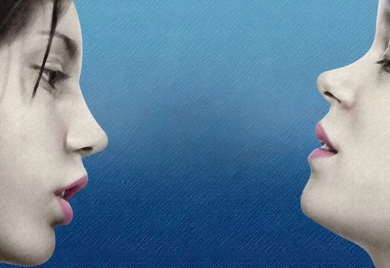 Em "Azul É A Cor Mais Quente", Adèle é uma garota de 15 anos que descobre, na cor azul dos cabelos de Emma, sua primeira paixão por outra mulher. Sem poder revelar a ninguém seus desejos, ela se entrega por completo a este amor secreto, enquanto trava uma guerra com sua família e com a moral vigente. Com Léa Seydoux, Adèle Exarchopoulos, Salim Kéchiouche, Aurélien Recoing, Catherine Salée, Benjamin Siksou, Mona Walravens, Alma Jodorowsky e Jérémie Laheurte. ⚠️ Este filme está disponível apenas legendado em português. Caso ganhe versão dublada, ela será adicionada futuramente.