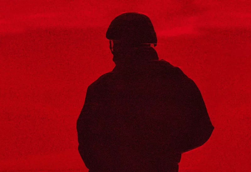 Em "Casa de Dinamite", depois que um míssil sem autoria identificada é lançado contra os Estados Unidos, começa uma corrida contra o tempo para encontrar o responsável e preparar uma resposta. Com Idris Elba, Rebecca Ferguson, Gabriel Basso, Jared Harris, Tracy Letts, Anthony Ramos, Moses Ingram, Jonah Hauer-King e Greta Lee.