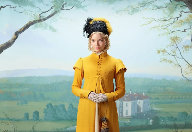 Emma Woodhouse é uma jovem rica e inteligente, que não tem pretensões de se casar tão cedo, para ficar sempre perto do pai. Porém, isso não a impede de dar uma de 'casamenteira', tentando juntar casais que considere apropriados entre seus conhecidos, sem perceber os problemas causados com sua imaginação e teimosia. Com Anya Taylor-Joy, Johnny Flynn, Josh O'Connor, Callum Turner, Mia Goth, Miranda Hart, Bill Nighy, Rupert Graves e Gemma Whelan.