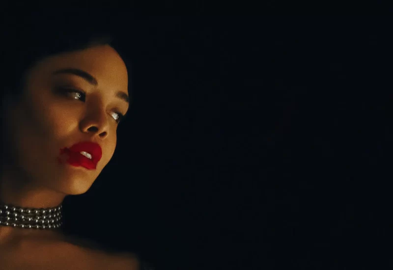 De Nia DaCosta, uma releitura provocativa e moderna da peça clássica de Henrik Ibsen. Hedda se vê dividida entre a dor que ainda sente por conta de um amor passado e a opressão silenciosa de sua vida atual. No decorrer de uma noite intensa, desejos há muito reprimidos e tensões ocultas irrompem, arrastando Hedda e todos ao seu redor numa espiral de manipulação, paixão e traição. Com Tessa Thompson, Nina Hoss, Imogen Poots, Nicholas Pinnock, Tom Bateman, Finbar Lynch, Mirren Mack, Jamael Westman e Saffron Hocking.