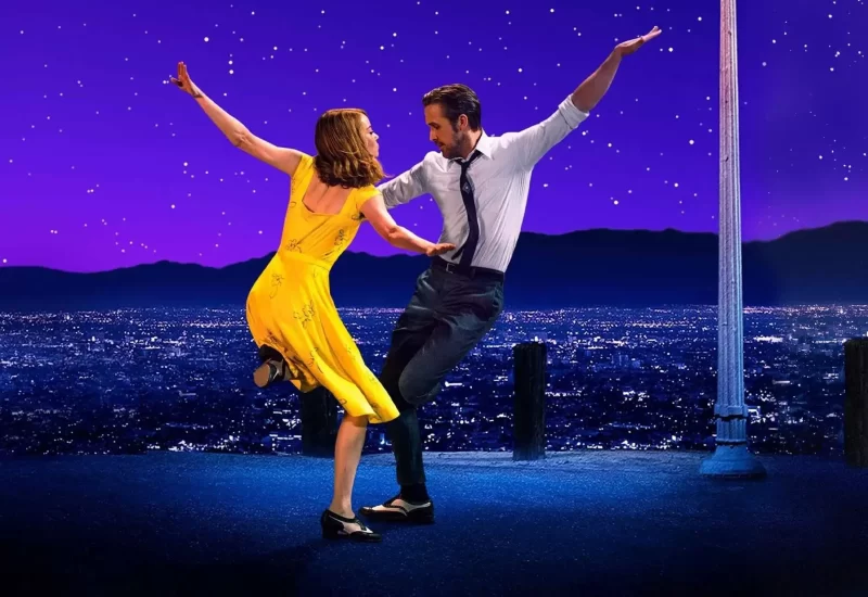 Em "La La Land: Cantando Estações", o pianista Sebastian conhece a atriz Mia, e os dois se apaixonam perdidamente. Em busca de oportunidades para suas carreiras na competitiva Los Angeles, os jovens tentam fazer o relacionamento amoroso dar certo, enquanto perseguem fama e sucesso. Com Ryan Gosling, Emma Stone, John Legend, Rosemarie DeWitt, J.K. Simmons, Amiée Conn, Terry Walters, Thom Shelton e Cinda Adams.