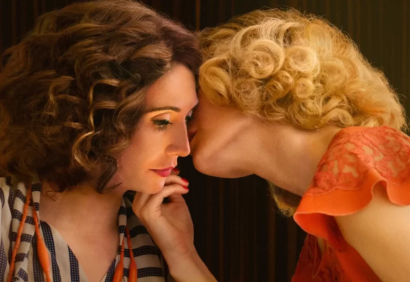 Em "O Quarto de Vidro", Liesel Landauer e Hana são ligadas por uma longa amizade e uma casa excepcional, construída pelo arquiteto Von Abt para Liesel e seu marido Viktor. Quando as duas começam a se apaixonar, terão que quebrar diversas barreiras para vivenciar esse amor. Com Hanna Alström, Claes Bang, Alexandra Borbély, Petra Buckova, Olga Plojhar Bursikova, Brian Caspe, Kevin Michael Clarke, Karel Dobrý, Zuzana Fialová, Jim High e Martin Hofmann.