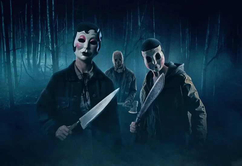 Em "Os Estranhos: Capítulo 1", a jovem Maya viaja para o campo com seu namorado para começar uma nova vida. Quando seu carro quebra, o casal é forçado a passar a noite em um Airbnb isolado na floresta, onde o casal é aterrorizado até o amanhecer por três estranhos mascarados. Com Richard Brake, Gabriel Basso, Froy Gutierrez, Madelaine Petsch, Ema Horvath, Rachel Shenton, Ella Bruccoleri, George Young, Rebecka Johnston, Rafaella Biscayn, Florian Clare, Janis Ahern, Ryan Bown, Brooke Lena Johnson e Sara Freedland.