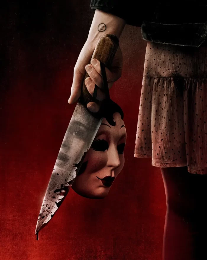 Em "Os Estranhos: Capítulo 2", após descobrirem que sua vítima, Maya, ainda está viva, três maníacos mascarados retornam para terminar o serviço. Sem ter para onde correr e sem ninguém em quem confiar, Maya se vê em uma luta pela sobrevivência contra psicopatas. Com Madelaine Petsch, Froy Gutierrez, Gabriel Basso, Ema Horvath, Brooke Lena Johnson, Richard Brake, Pedro Leandro, Rachel Shenton e Florian Clare.