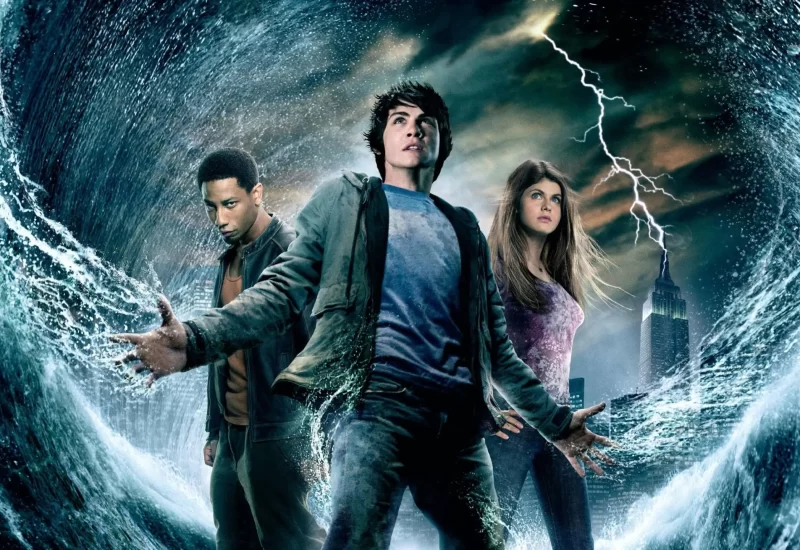 Em "Percy Jackson e o Ladrão de Raios", ambientado no mundo atual, onde os doze deuses do Olimpo (instalados 600 andares acima do planeta, no edifício Empire State Building, em Nova York) estão vivos e criando uma nova raça de jovens heróis mitológicos que são semideuses metade mortais, metade imortais, Zeus suspeita que Percy, filho adolescente de Poseidon, tenha roubado seu raio, a arma mais poderosa do universo. Para provar sua inocência e evitar uma guerra devastadora entre os deuses, Percy embarca numa odisseia transcontinental com o objetivo de encontrar o verdadeiro ladrão. Ao longo do caminho, ele enfrenta inimigos cruéis decididos a detê-lo, e salva sua mãe das garras assassinas de outro deus grego, Hades. Com Logan Lerman, Brandon T. Jackson, Alexandra Daddario, Jake Abel, Pierce Brosnan, Sean Bean, Steve Coogan, Rosario Dawson e Melina Kanakaredes.